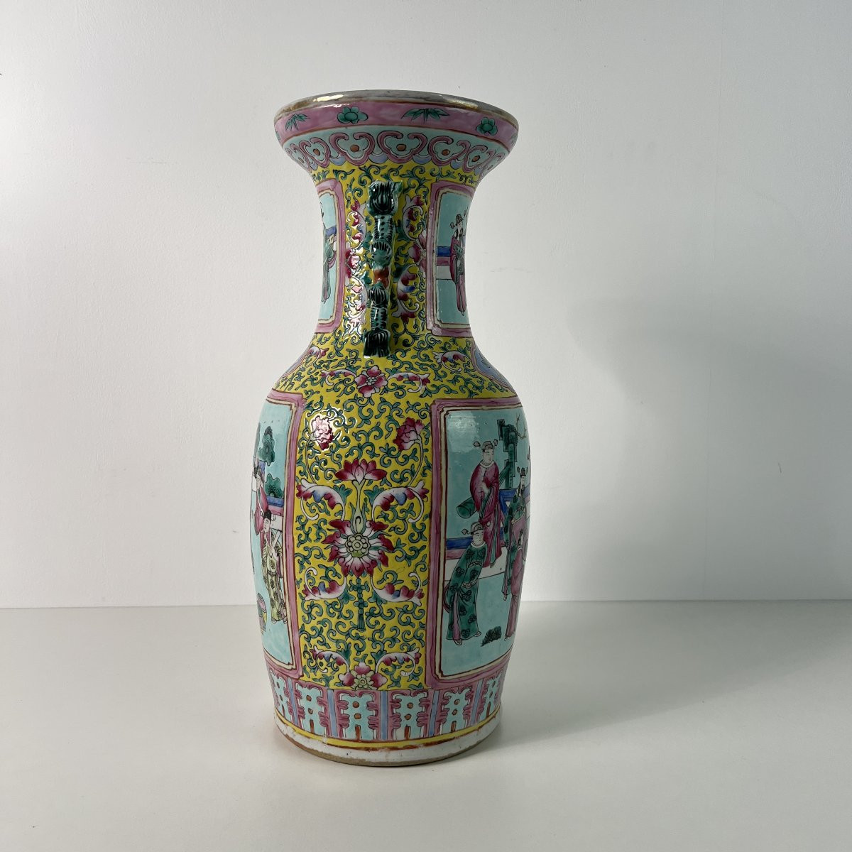 Grand vase en porcelaine de Chine de la famille rose à fond jaune impérial, Qing 19ème siècle-photo-4