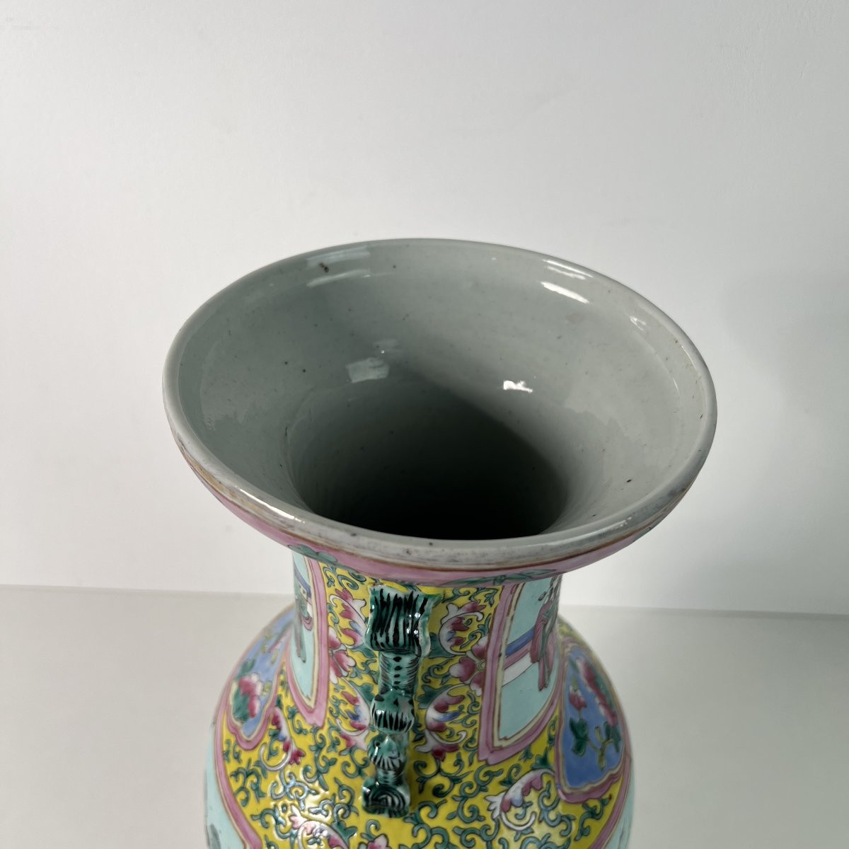 Grand vase en porcelaine de Chine de la famille rose à fond jaune impérial, Qing 19ème siècle-photo-5