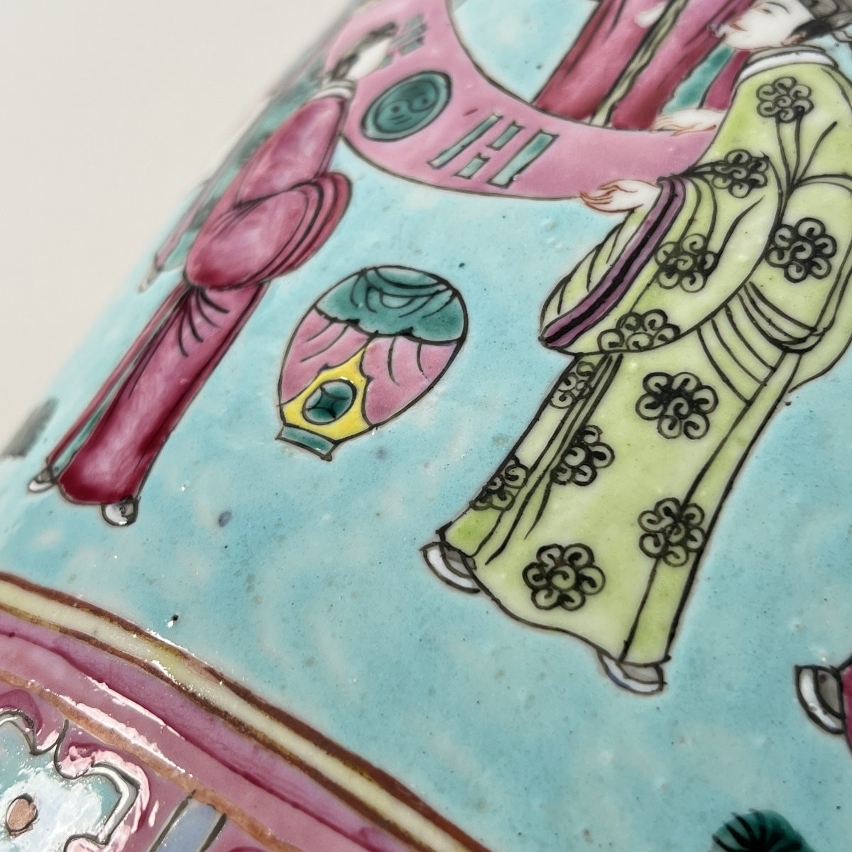 Grand vase en porcelaine de Chine de la famille rose à fond jaune impérial, Qing 19ème siècle-photo-7