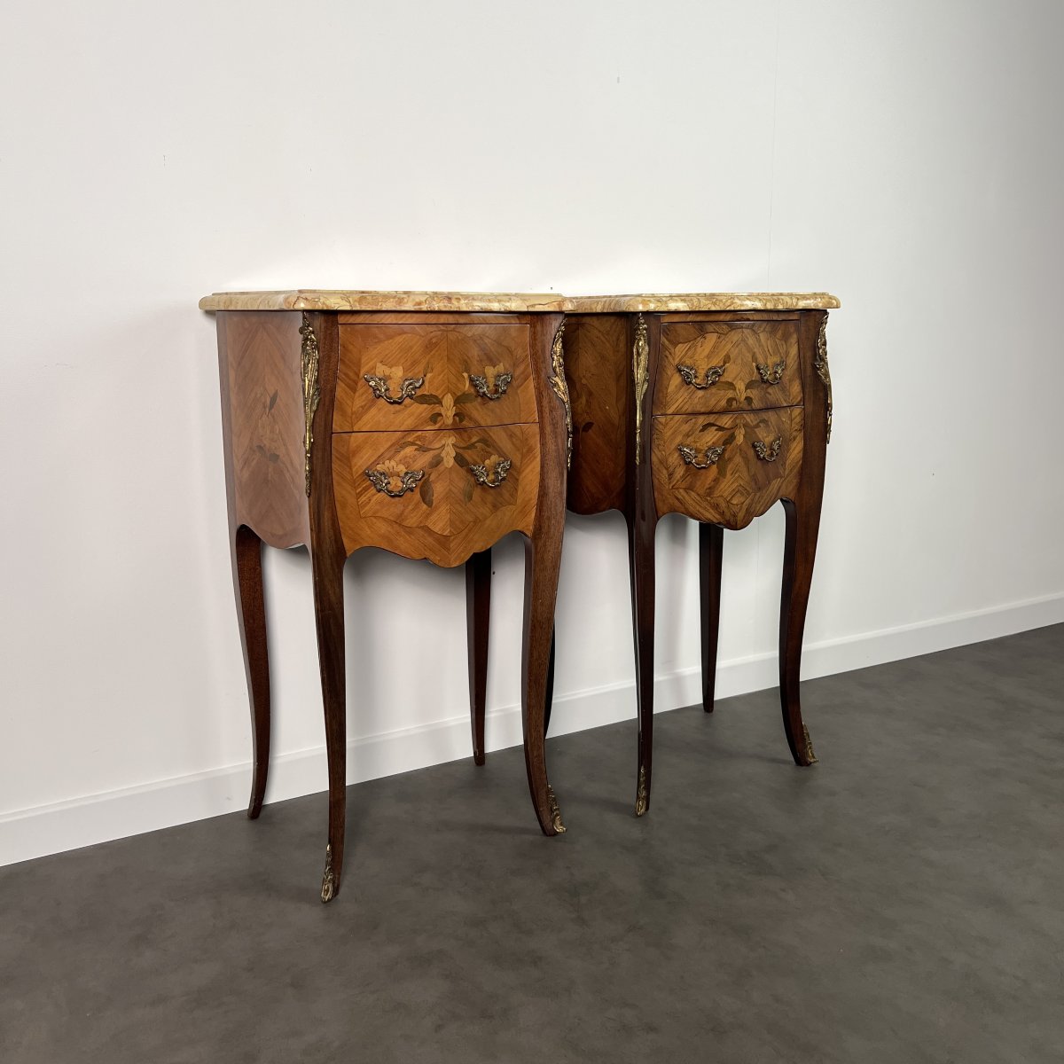Paire de chevets commodes, style Louis XV, marqueterie, bronze et marbre, estampillés Marquant-photo-2