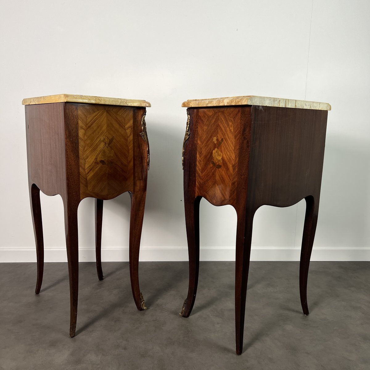 Paire de chevets commodes, style Louis XV, marqueterie, bronze et marbre, estampillés Marquant-photo-3