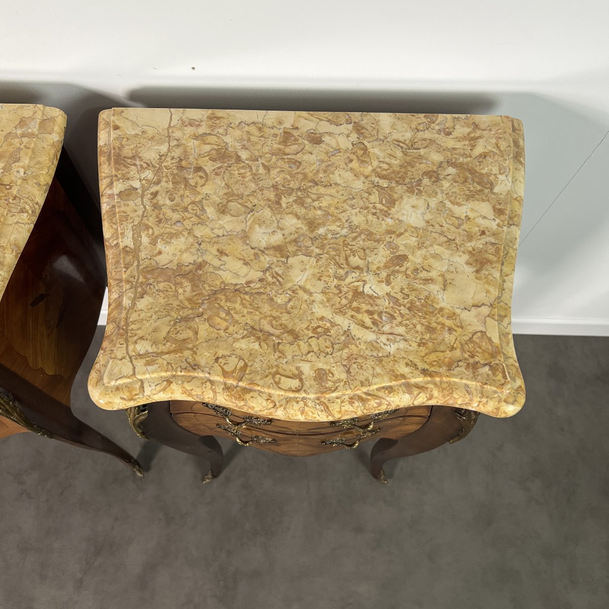 Paire de chevets commodes, style Louis XV, marqueterie, bronze et marbre, estampillés Marquant-photo-1