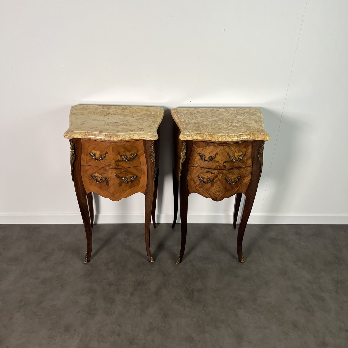 Paire de chevets commodes, style Louis XV, marqueterie, bronze et marbre, estampillés Marquant-photo-2