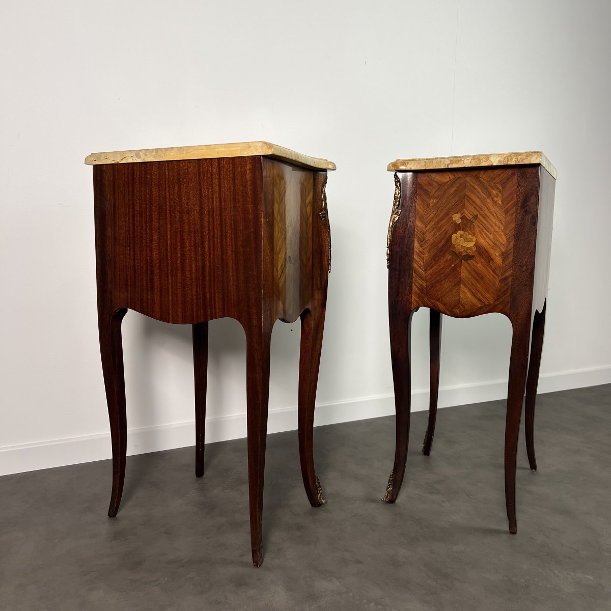 Paire de chevets commodes, style Louis XV, marqueterie, bronze et marbre, estampillés Marquant-photo-6