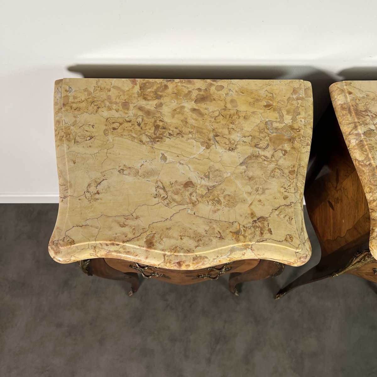 Paire de chevets commodes, style Louis XV, marqueterie, bronze et marbre, estampillés Marquant-photo-7