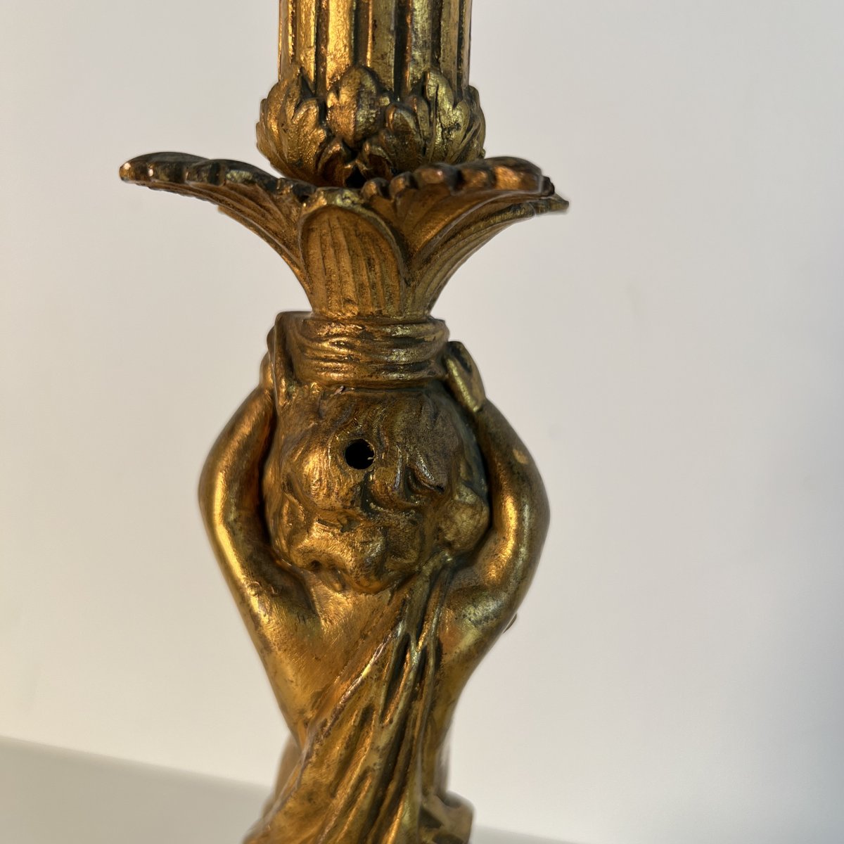 Paire de bougeoirs aux amours porte-flambeaux, bronze doré et marbre, fin du XIXe siècle-photo-3