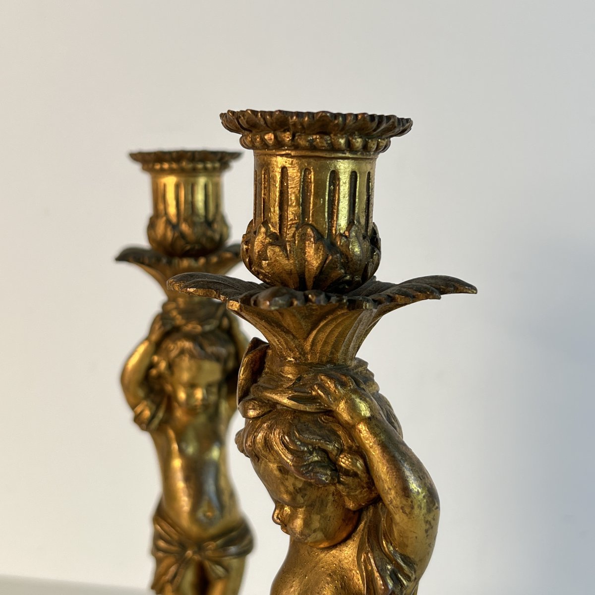 Paire de bougeoirs aux amours porte-flambeaux, bronze doré et marbre, fin du XIXe siècle-photo-4