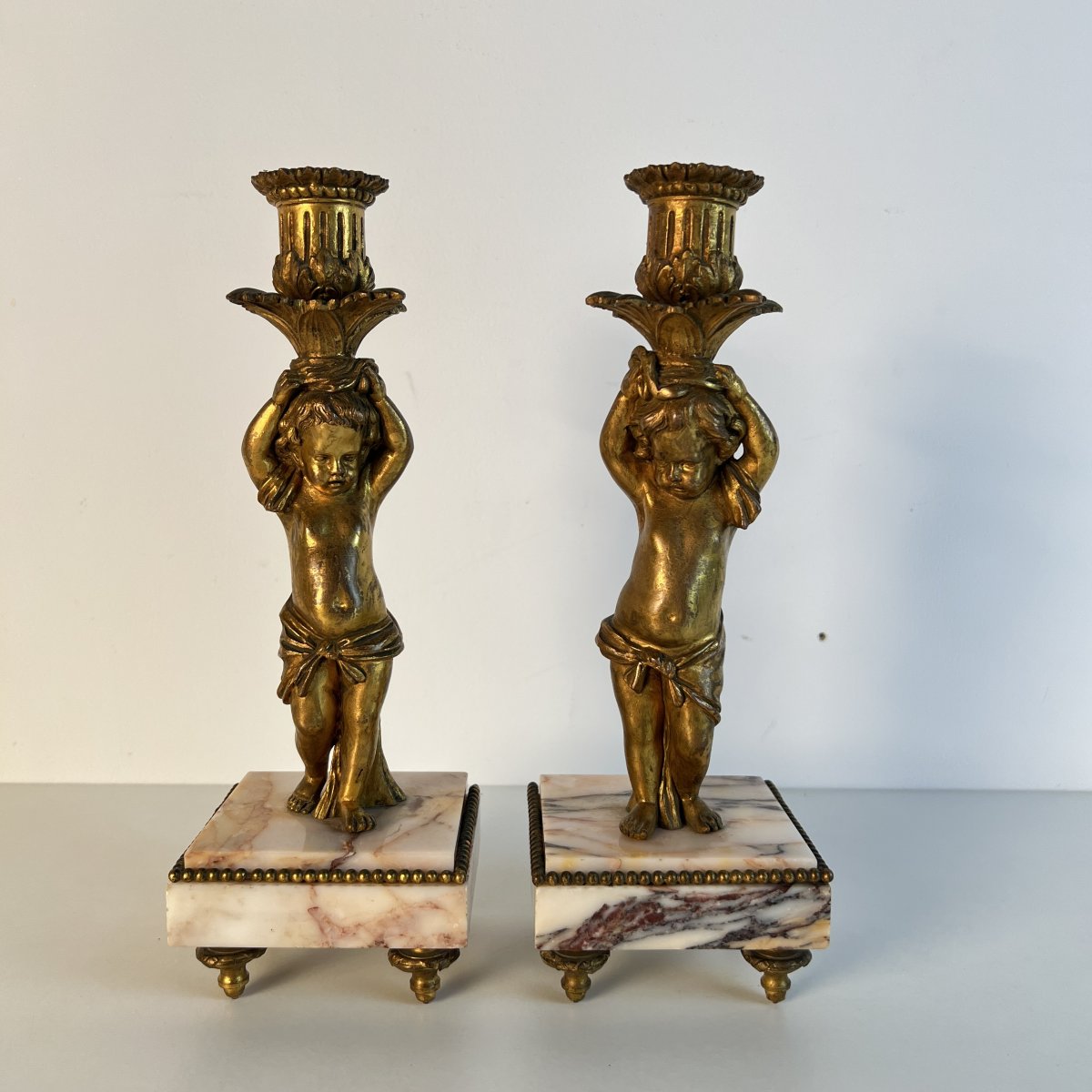 Paire de bougeoirs aux amours porte-flambeaux, bronze doré et marbre, fin du XIXe siècle-photo-1