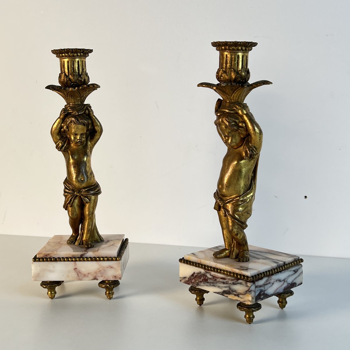 Paire de bougeoirs aux amours porte-flambeaux, bronze doré et marbre, fin du XIXe siècle-photo-2