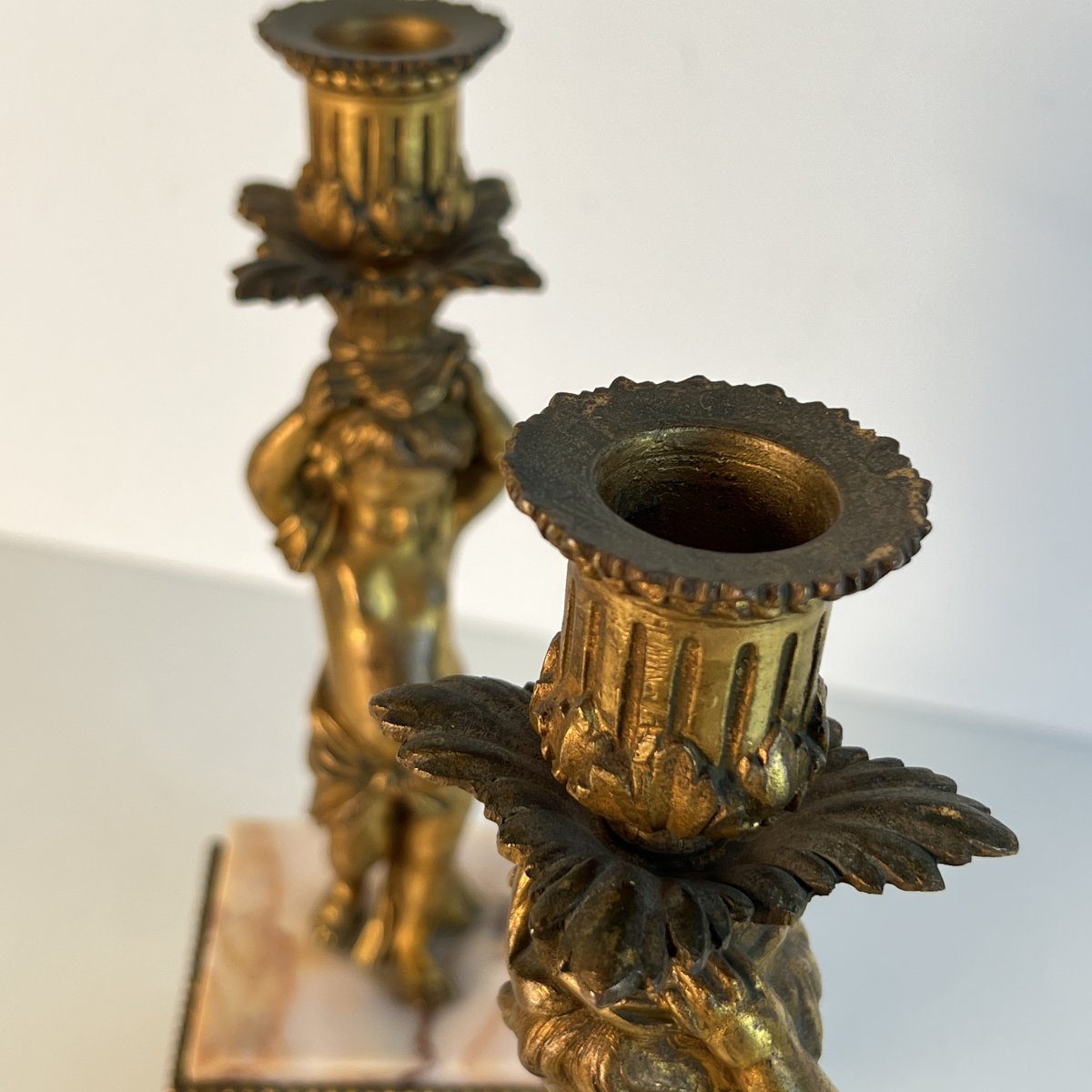 Paire de bougeoirs aux amours porte-flambeaux, bronze doré et marbre, fin du XIXe siècle-photo-3