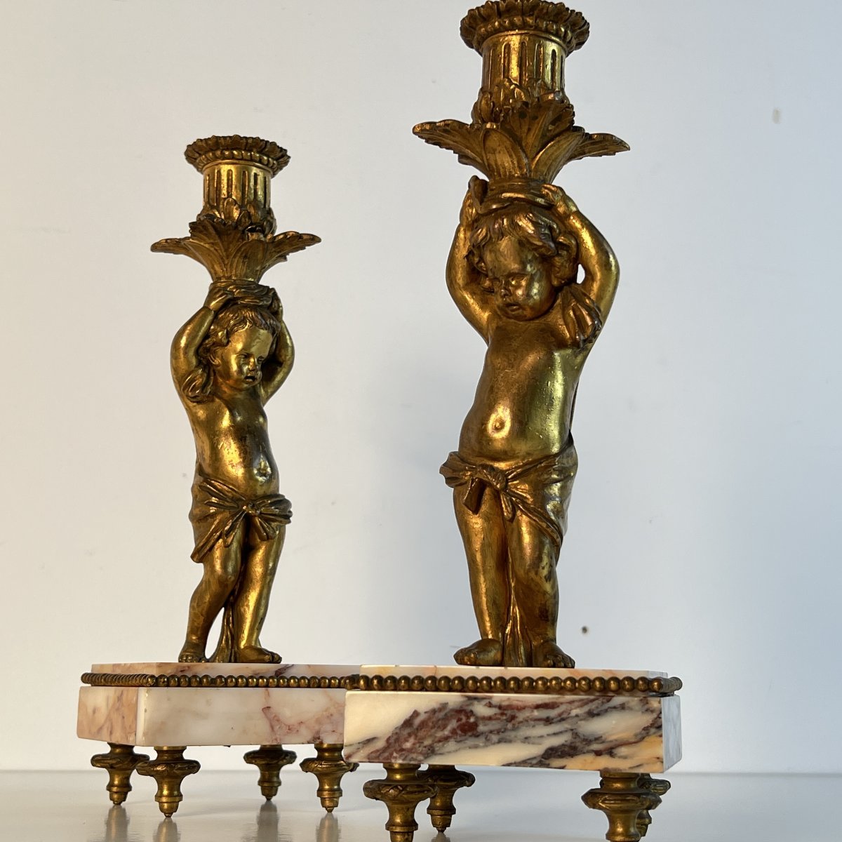 Paire de bougeoirs aux amours porte-flambeaux, bronze doré et marbre, fin du XIXe siècle-photo-4