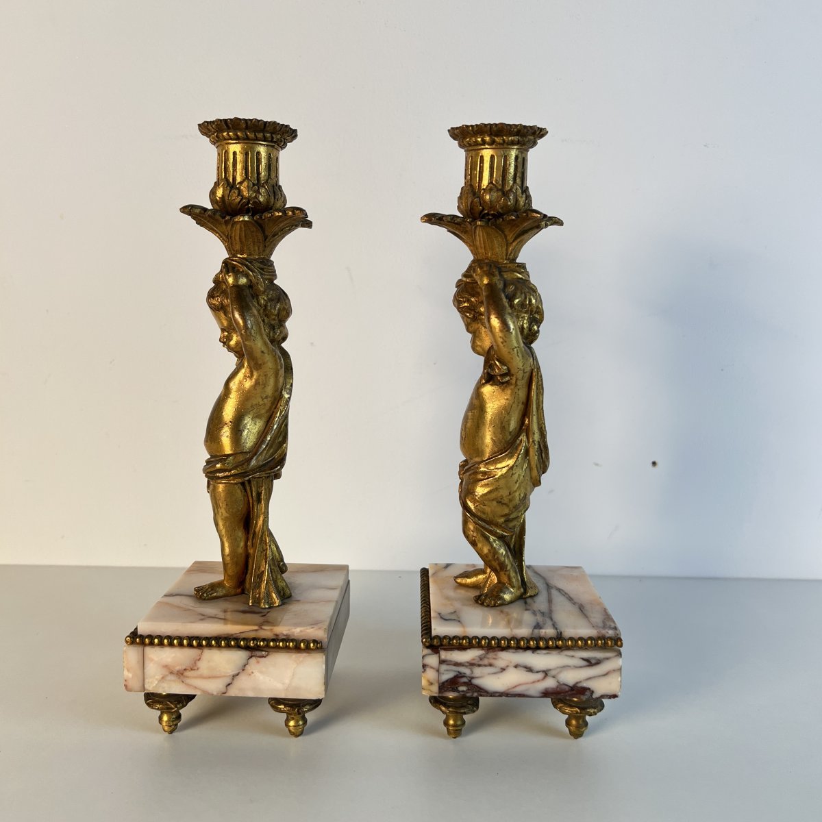 Paire de bougeoirs aux amours porte-flambeaux, bronze doré et marbre, fin du XIXe siècle-photo-5