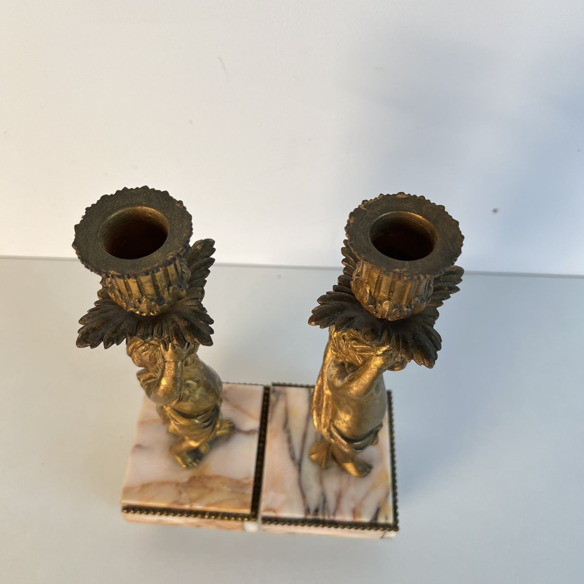 Paire de bougeoirs aux amours porte-flambeaux, bronze doré et marbre, fin du XIXe siècle-photo-6