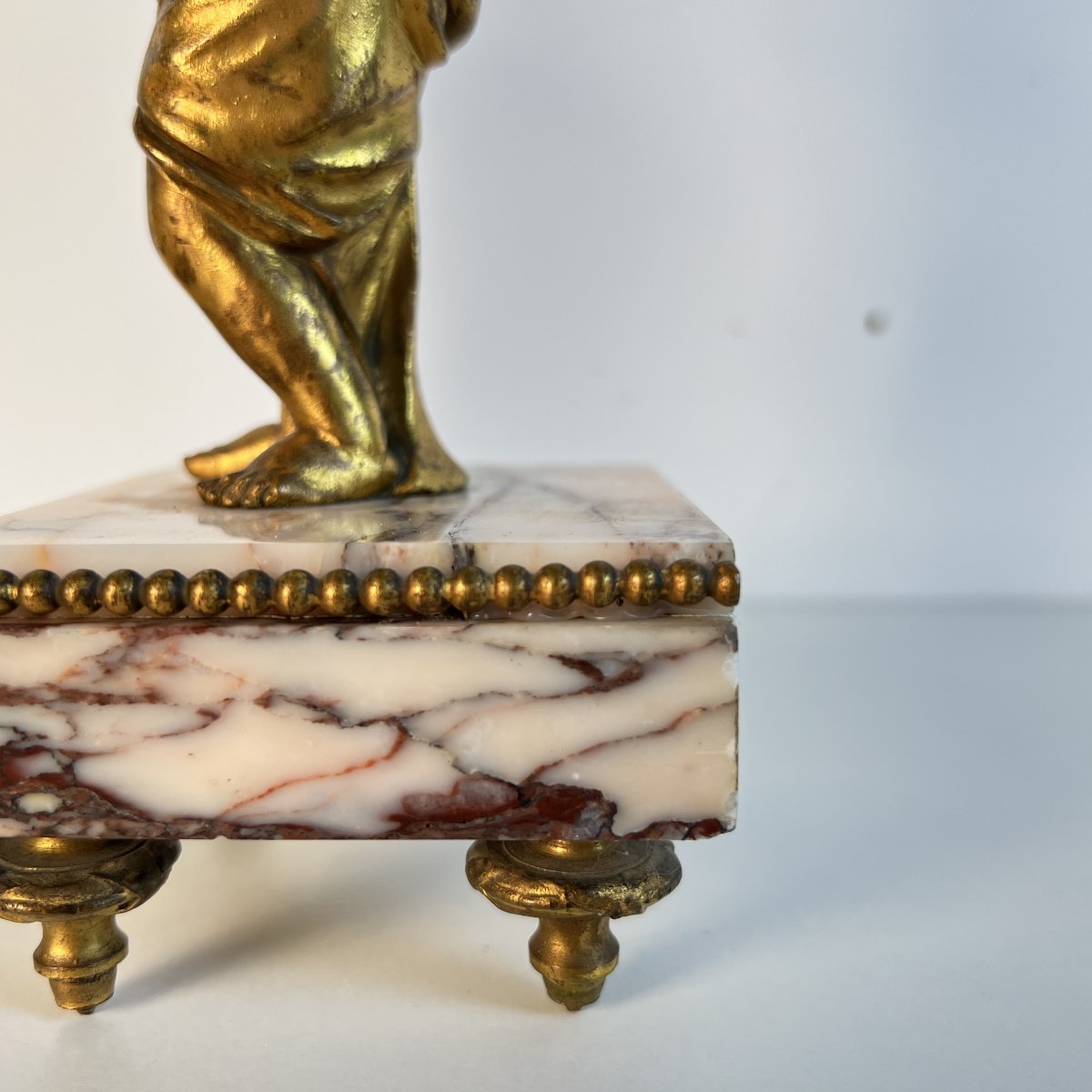 Paire de bougeoirs aux amours porte-flambeaux, bronze doré et marbre, fin du XIXe siècle-photo-8