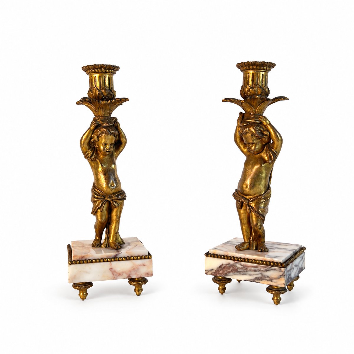 Paire de bougeoirs aux amours porte-flambeaux, bronze doré et marbre, fin du XIXe siècle
