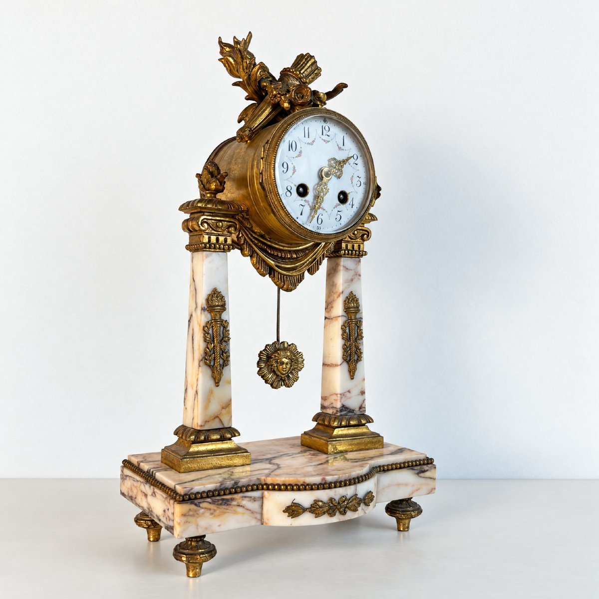 Pendule portique de style Louis XVI en marbre et bronze doré, fin du XIXe siècle-photo-2