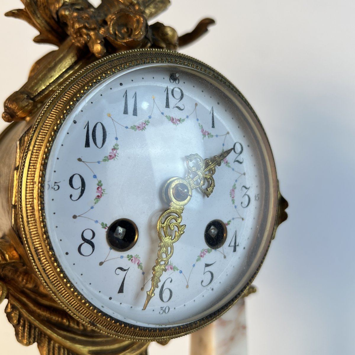 Pendule portique de style Louis XVI en marbre et bronze doré, fin du XIXe siècle-photo-4