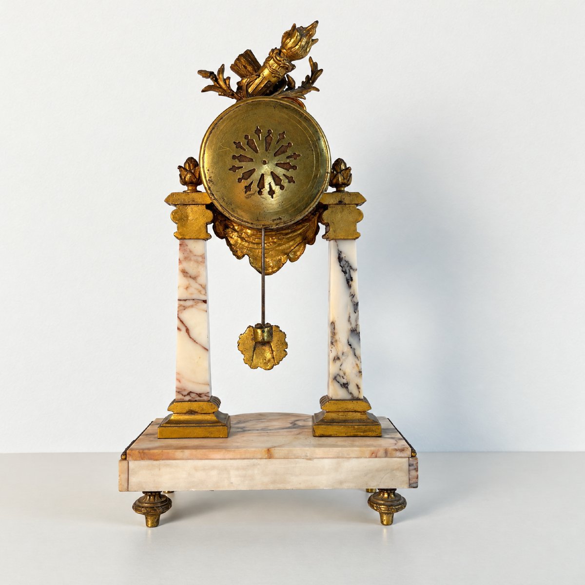 Pendule portique de style Louis XVI en marbre et bronze doré, fin du XIXe siècle-photo-1