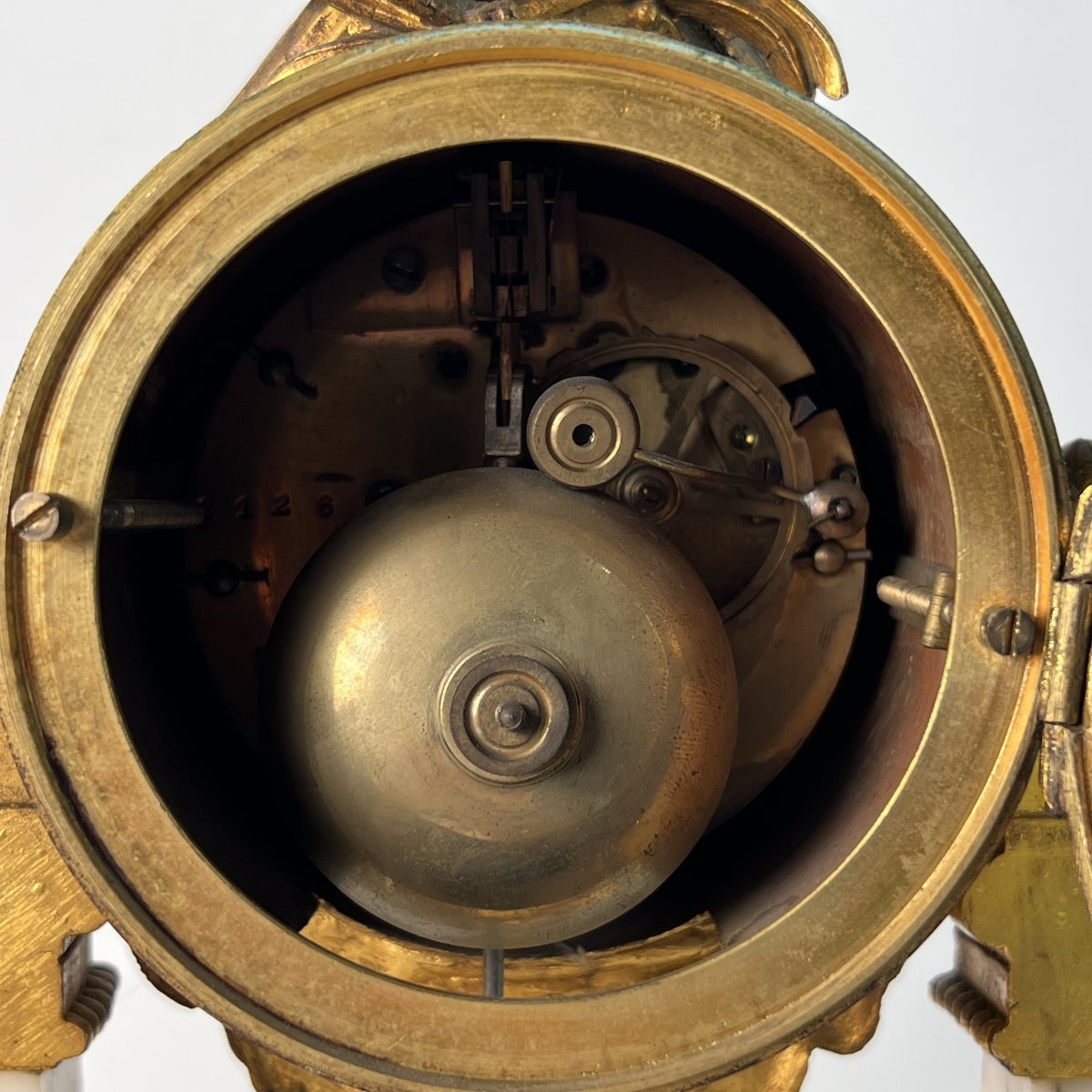 Pendule portique de style Louis XVI en marbre et bronze doré, fin du XIXe siècle-photo-2