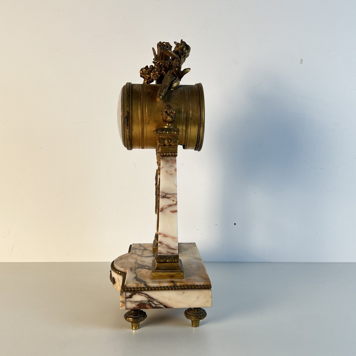 Pendule portique de style Louis XVI en marbre et bronze doré, fin du XIXe siècle-photo-6