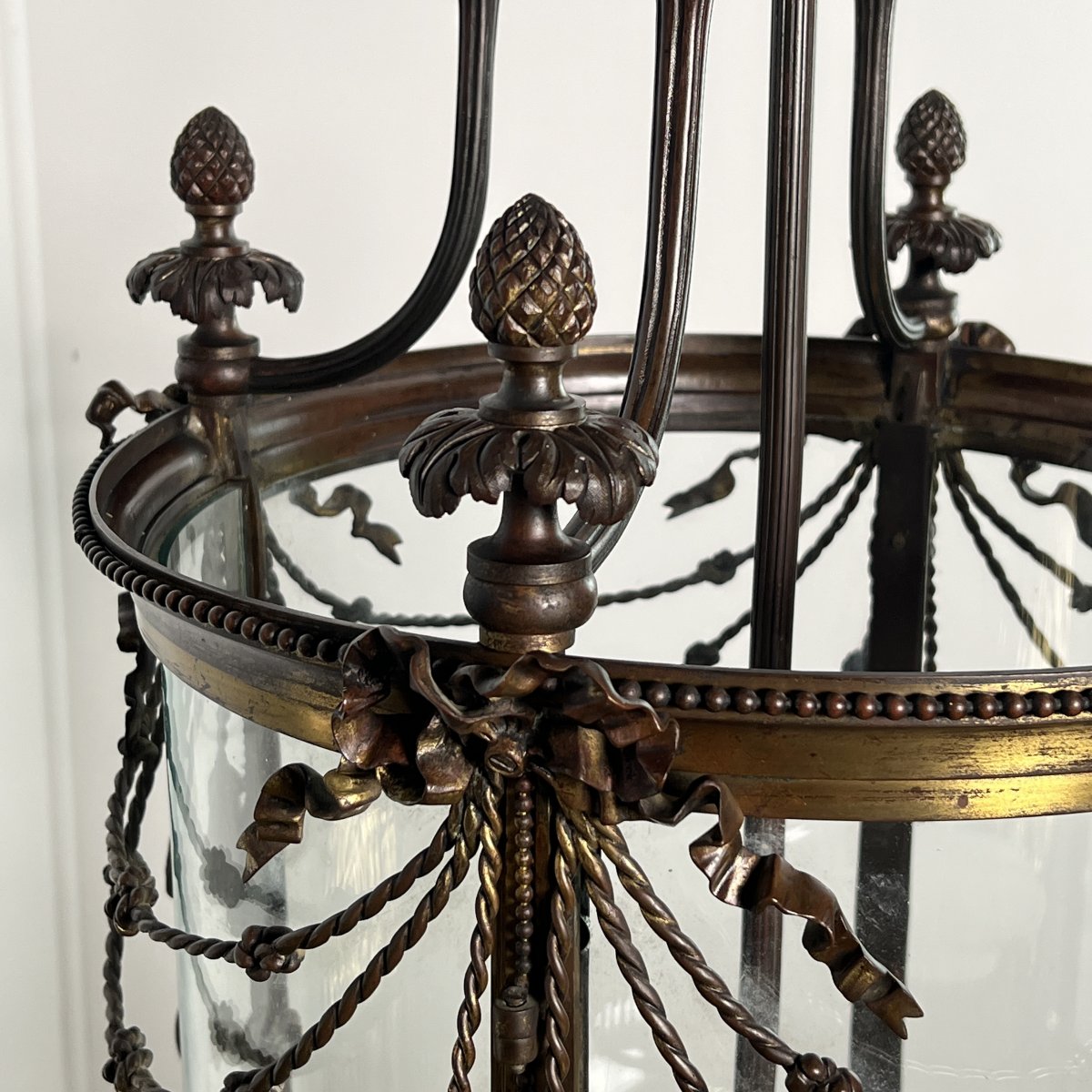 Grande lanterne de vestibule d'époque Napoléon III, XIXe siècle, en bronze de style Louis XVI.-photo-1