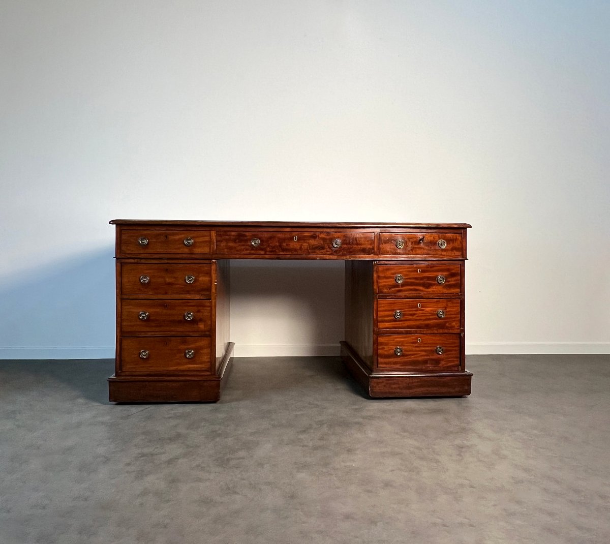 Pedestal desk, bureau à caissons en acajou, époque victorienne, Angleterre XIXe siècle-photo-4