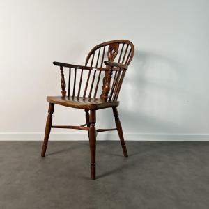 19th Century English Windsor Low Back Armchair In Solid Elm With Steam-bent Ash Back