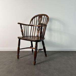 Fauteuil Windsor Low Back Anglais du XIXe siècle en orme massif à dossier bas cintré