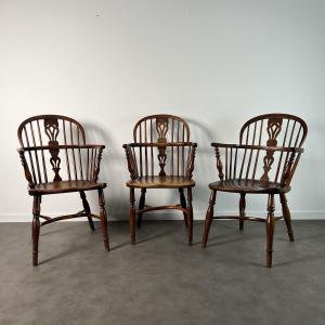 Set Of 3 Windsor Low Back Armchairs In Solid Elm With Steam-bent Ash Bac, England, 19th Century