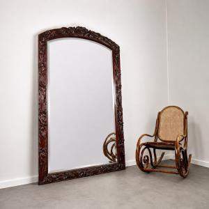 Grand miroir (2 mètres) Art Nouveau en Acajou sculpté en haut-relief à décor d'iris, vers 1900