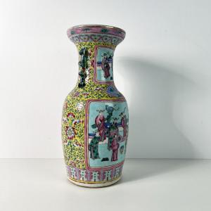 Grand vase en porcelaine de Chine de la famille rose à fond jaune impérial, Qing 19ème siècle