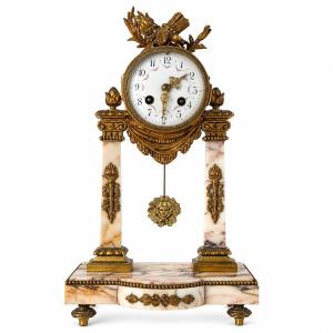 Pendule portique de style Louis XVI en marbre et bronze doré, fin du XIXe siècle
