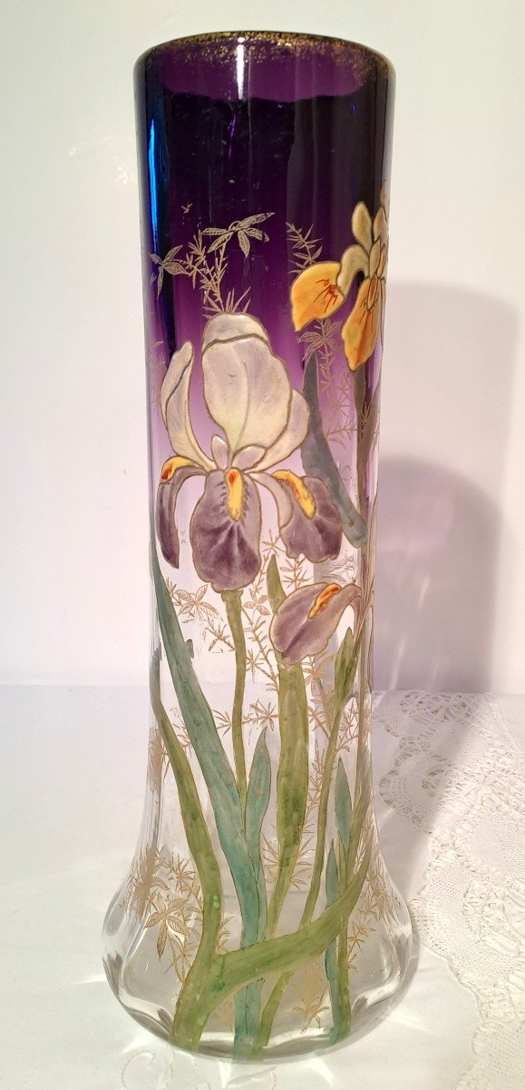 Grand Vase Legras Modèle Lamartine, Décor émaillé d'Iris sur Fond Couleur Améthyste, Vers 1900