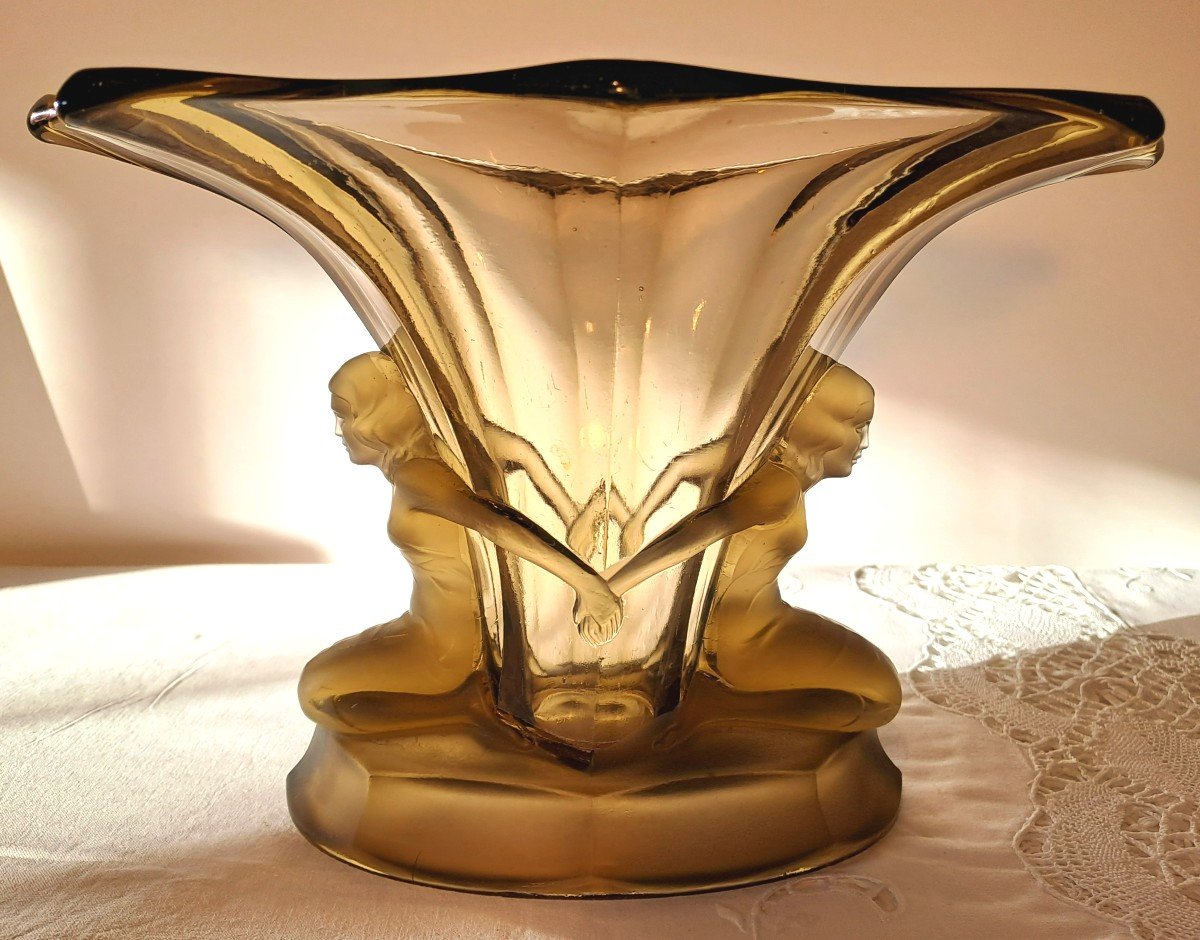Coupe Cornet Art Déco, en Verre Moulé Pressé, à Décor de Femmes Agenouillées, Années 1930