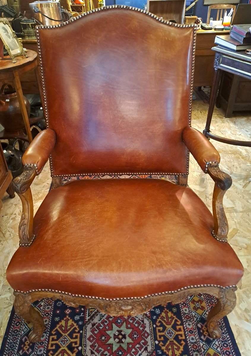 Large Fauteuil Régence Garniture en Cuir, XVIIIème Siècle