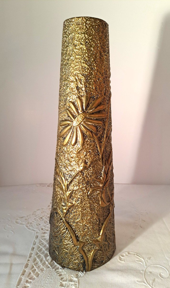 Embossed Brass Vase Decorated With Daisies, Brassware Art Nouveau Period-photo-2