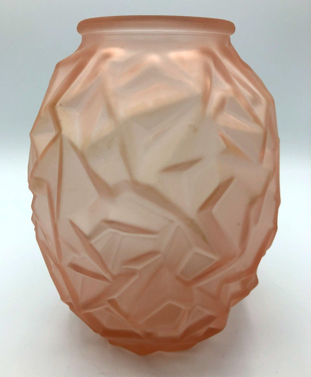 Vase Art Déco en Verre Moulé Pressé Rose Satiné