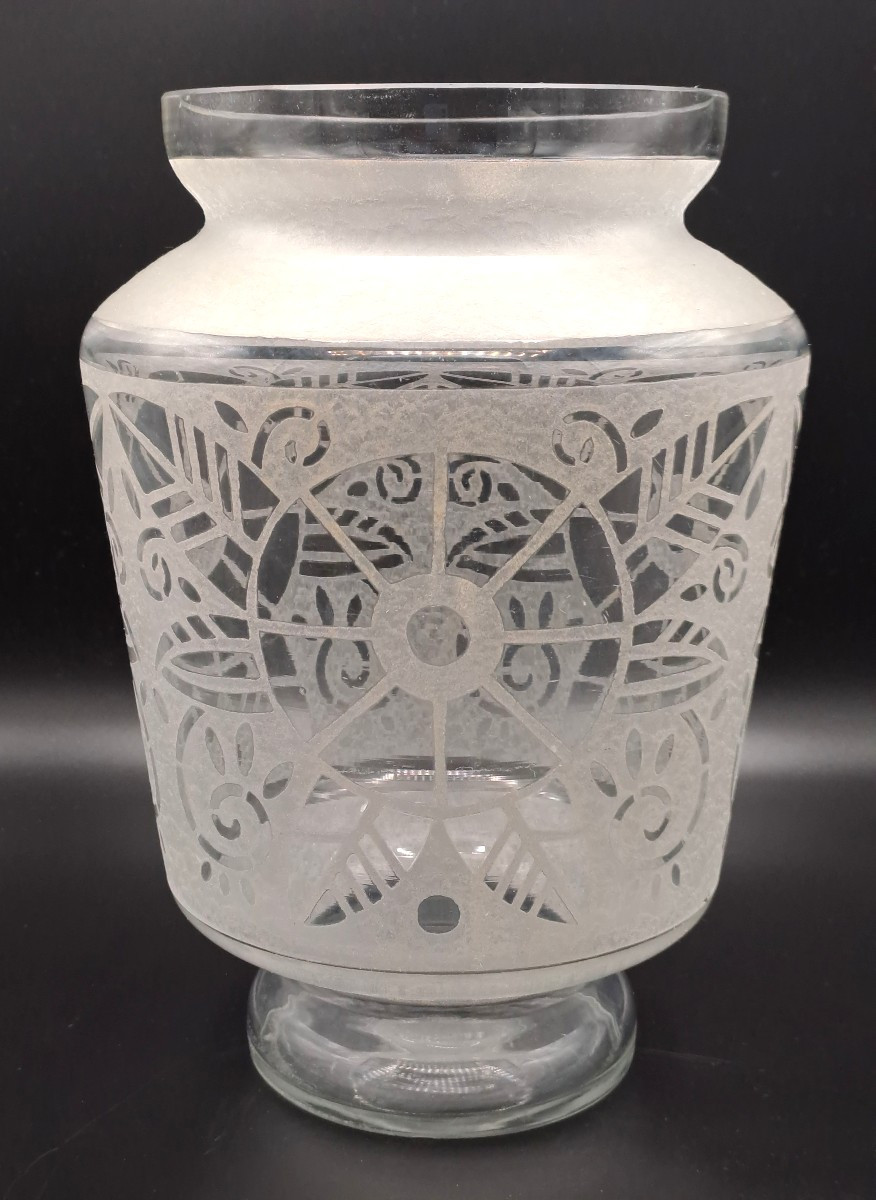 Art Deco Crystal Vase Signed Lorrain, A Subsidiary Of Daum, With Frosted Effect Decoration, Circa 1930