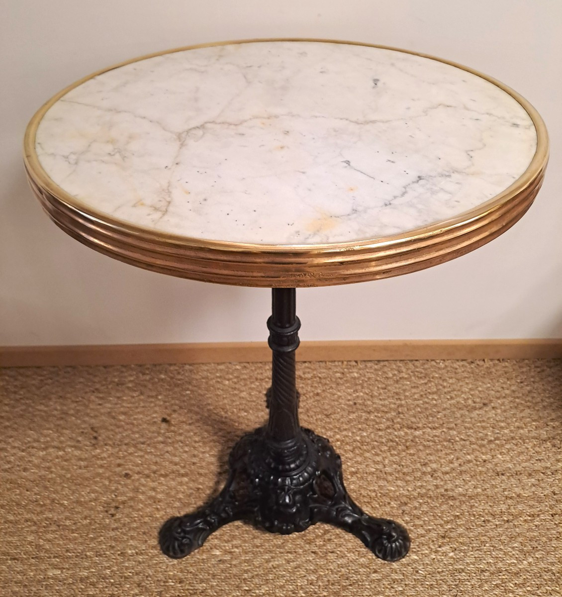 Table de Bistrot en Marbre et Pied Fonte Estampillé Louis Vuitton, Guéridon début XXème siècle-photo-2