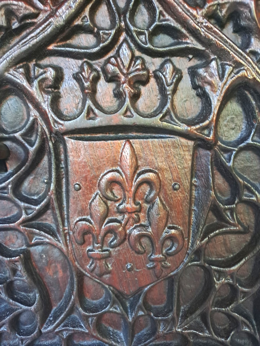 Neo-gothic Box With A Coat Of Arms Featuring Three Fleurs-de-lis Surmounted By A Crown, 19th Century-photo-3