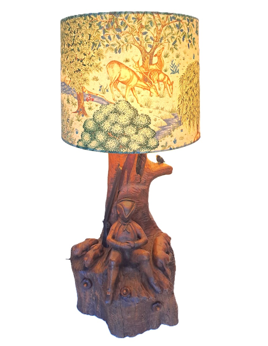 Importante sculpture cynégétique montée en lampe, abat-jour d’après dessin de William Morris-photo-2