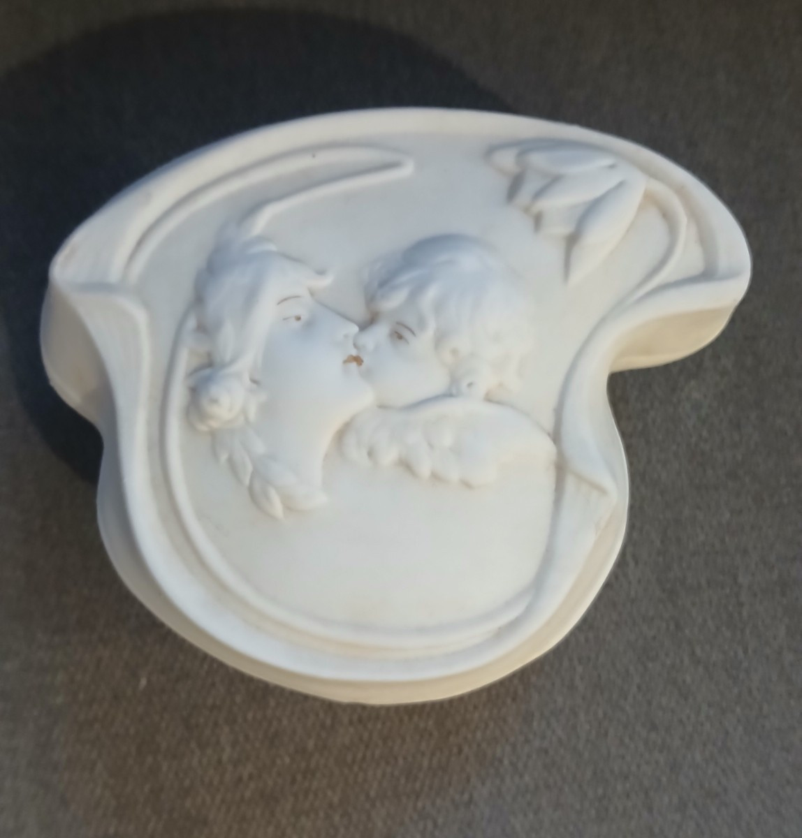 Boîte pour bijoux  en biscuit Art Nouveau