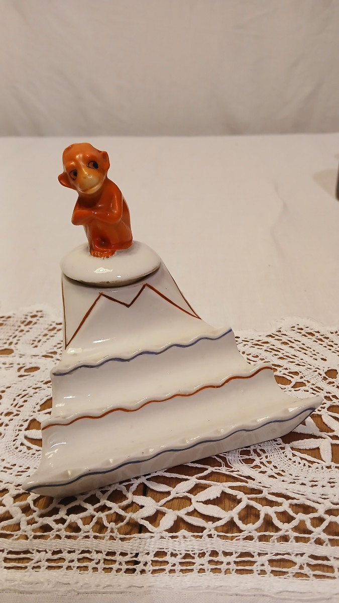 encrier en porcelaine Allemand de 1920 avec petit singe assis
