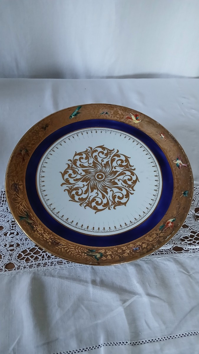Plat rond en porcelaine de Limoges, décor doré et bleu de Camille Le Tallec
