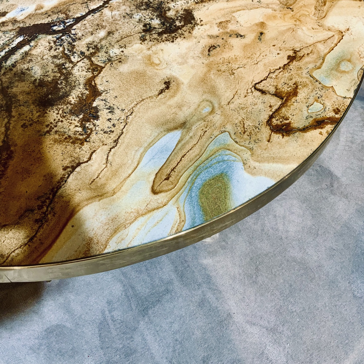 Round Coffee Table, Onyx Top Resting On Brass Legs-photo-3