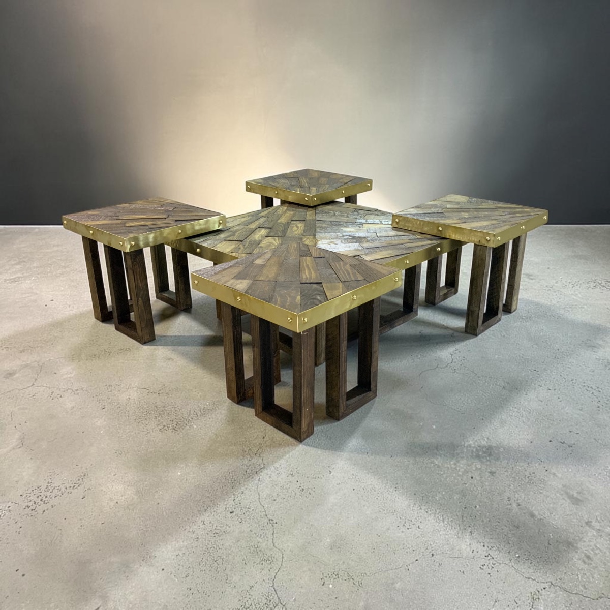 Ensemble de 5 tables basses et bouts de canapés en patchwork de bois massif et laiton.-photo-3