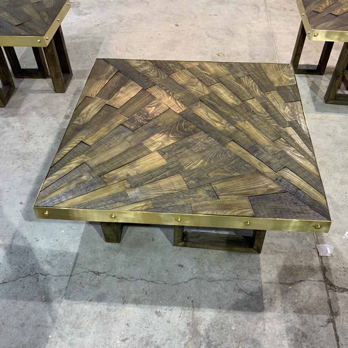 Ensemble de 5 tables basses et bouts de canapés en patchwork de bois massif et laiton.-photo-4