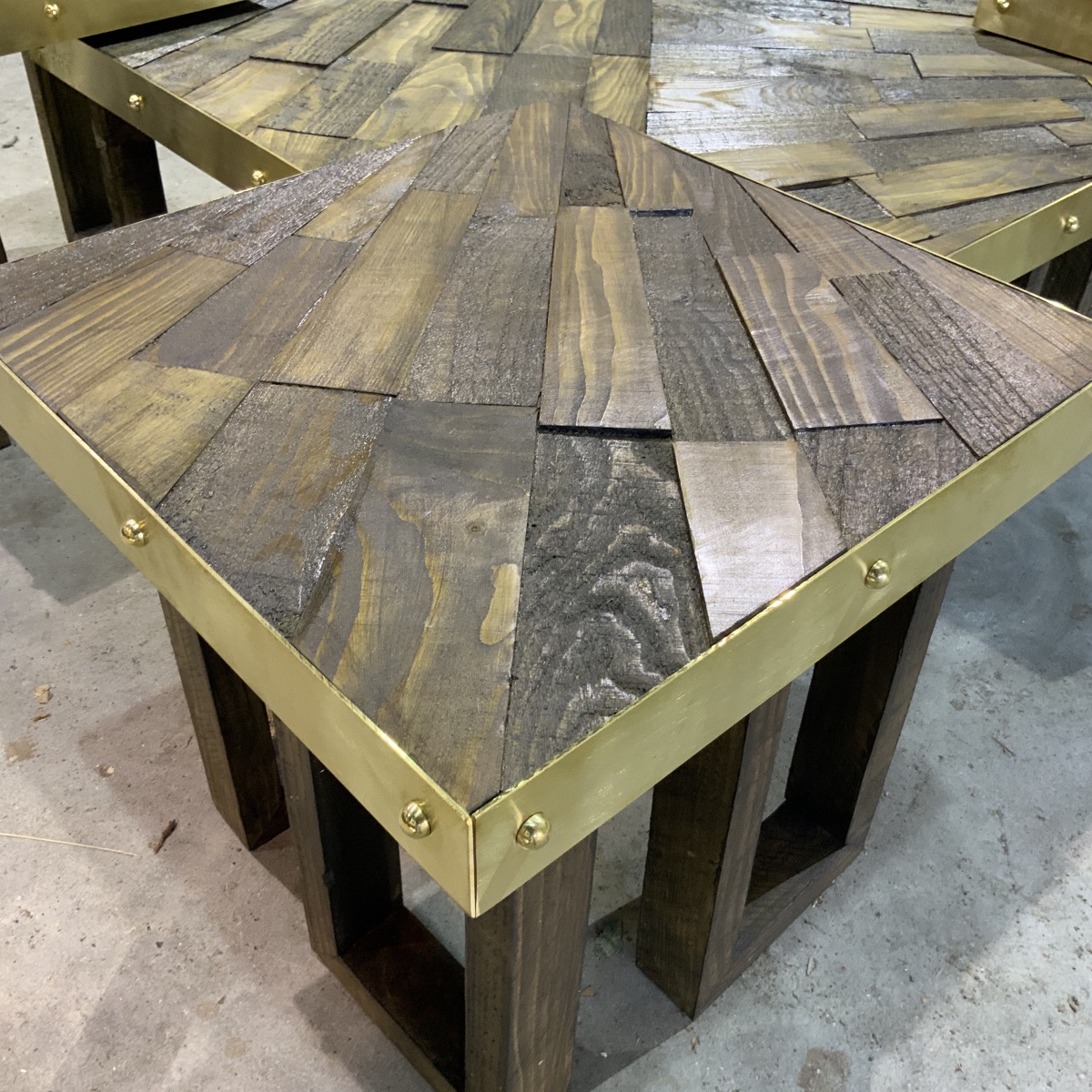 Ensemble de 5 tables basses et bouts de canapés en patchwork de bois massif et laiton.-photo-1