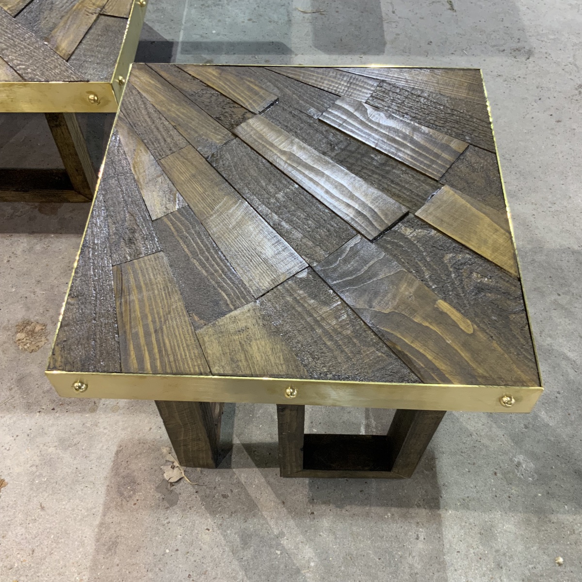 Ensemble de 5 tables basses et bouts de canapés en patchwork de bois massif et laiton.-photo-2