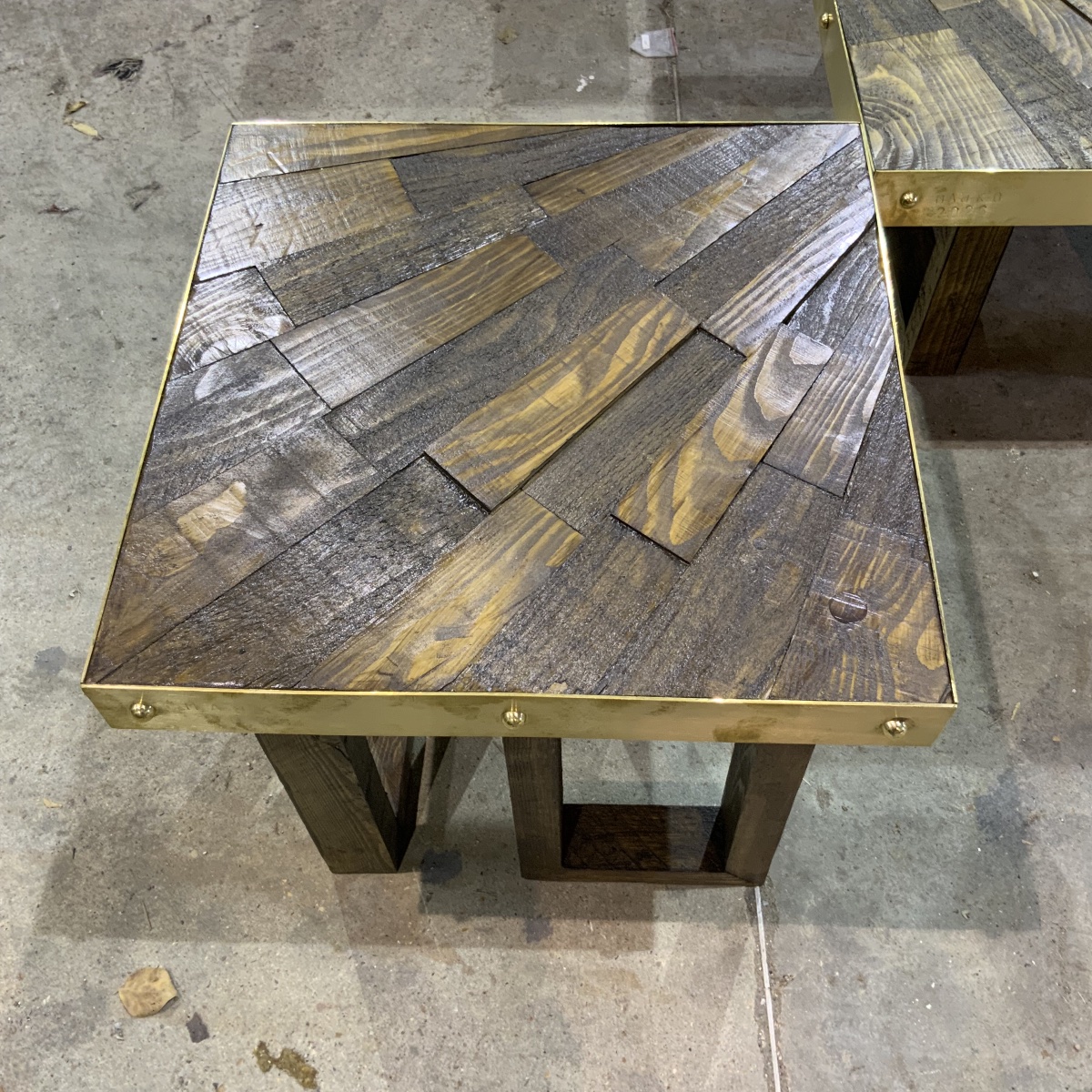 Ensemble de 5 tables basses et bouts de canapés en patchwork de bois massif et laiton.-photo-4